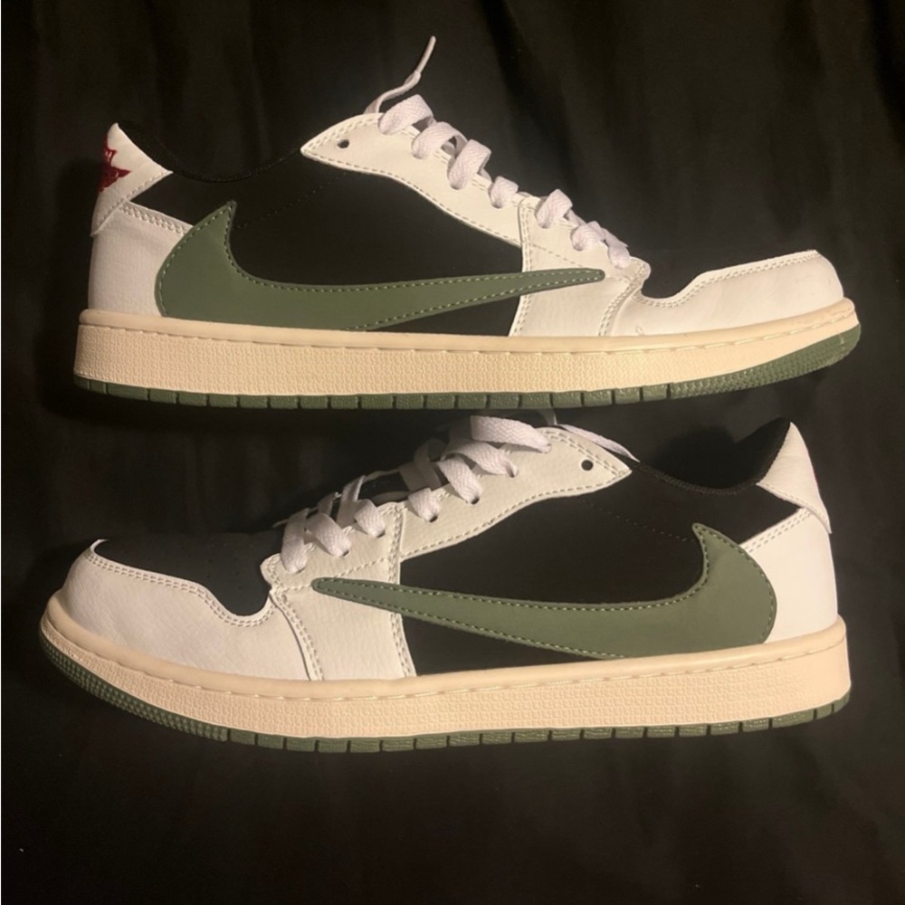 A tad bit dirty on the bottom of the shoes.